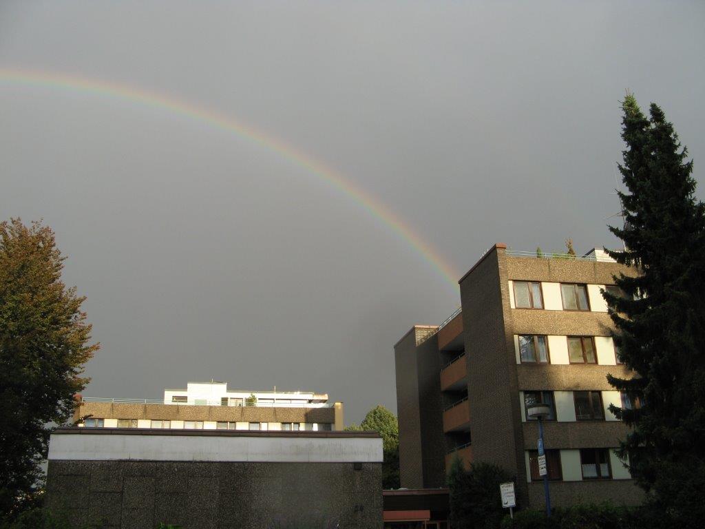 Regenbogen über dem Roncalli-Haus