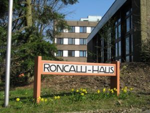 Roncalli-Schild an der Straße